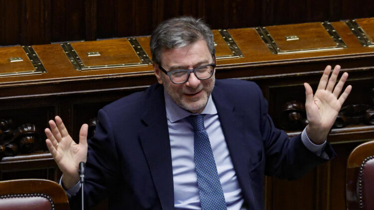 L’Italia cresce oltre le attese, S&P alza le prospettive