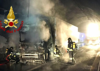 Camion a fuoco in galleria, riaperto il tratto dell’A1