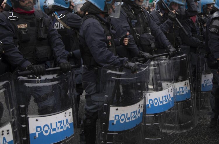 Agenti sotto processo solo su richiesta del ministro: ddl di Fratelli d’Italia, poi la marcia indietro