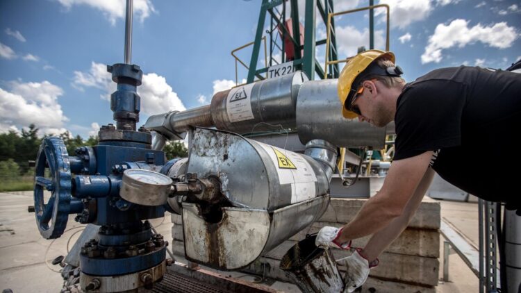 Il petrolio chiude in rialzo a New York a 66,43 dollari