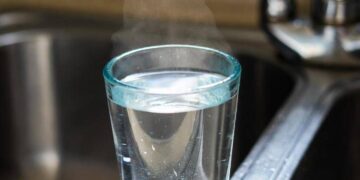 Bere acqua calda fa bene? Falsi miti e (pochi) benefici, le risposte