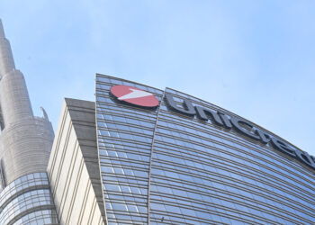 A Orcel nel 2025 16,4 milioni, bonus in azioni di 11,8 milioni