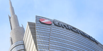 A Orcel nel 2025 16,4 milioni, bonus in azioni di 11,8 milioni