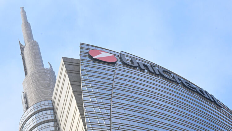 A Orcel nel 2025 16,4 milioni, bonus in azioni di 11,8 milioni