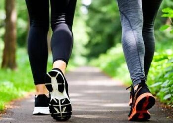 Più esercizio e meno divano, pochi minuti al giorno per migliorare la salute: lo studio