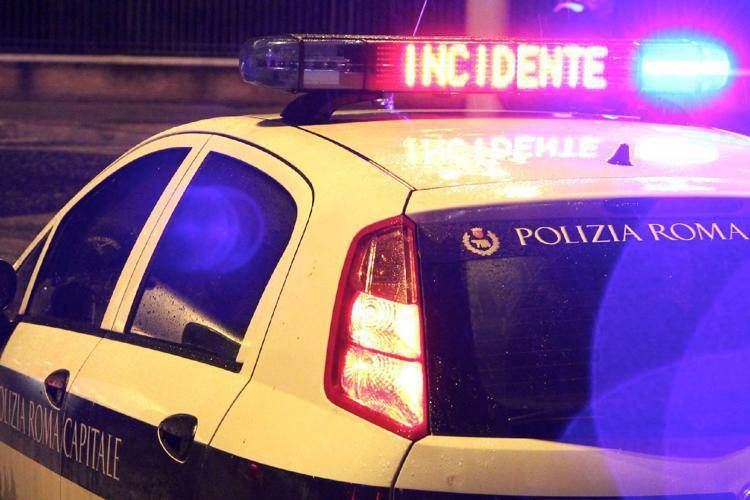 Roma, incidente tra auto e mezzo Ama: morta una donna