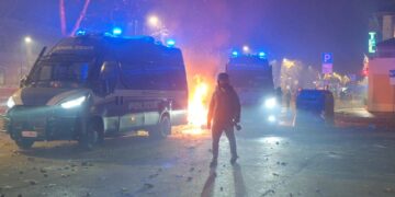 Scontri Torino, la bozza di risoluzione del centrodestra: “Attacco a Stato, più tutele per agenti”