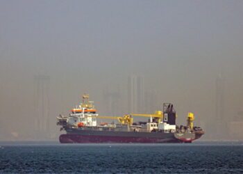 Navi bloccate a Hormuz, allarme petrolio e commercio mondiale