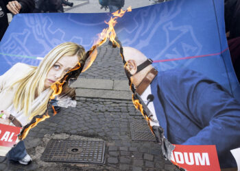 Al corteo bruciate foto di Meloni, scontro totale sul referendum