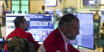 Il petrolio sale sopra i 100 dollari, prima volta dal 2022