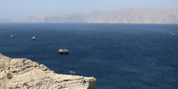 Attacco all’Iran, Teheran chiude Hormuz: a rischio un quinto del petrolio mondiale