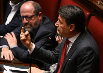 Le opposizioni non si fidano, sì al tavolo solo da Calenda