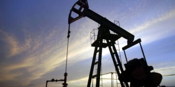 Crisi energetica, scomparsi 11 milioni di barili di petrolio al giorno: “la peggiore da decenni”