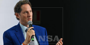 Assemblea Stellantis rinnoverà le cariche di Elkann e Peugeot