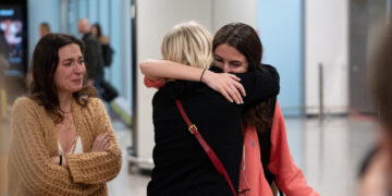 Arrivato a Fiumicino il primo volo con gli italiani rientrati dall’Oman. Farnesina invia funzionari