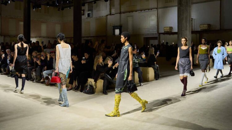 Prada accelera e prepara rilancio Versace, torna anche Atelier