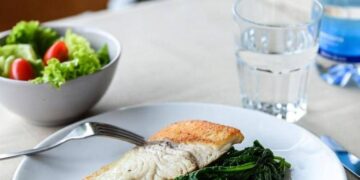 La dieta per invecchiare senza malattie, i cibi per arrivare ‘sani’ a 70 anni: lo studio