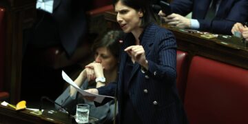 Iran, opposizioni non credono ad appello a coesione: “Meloni vuole lotta nel fango”, Schlein: “Posi la clava”